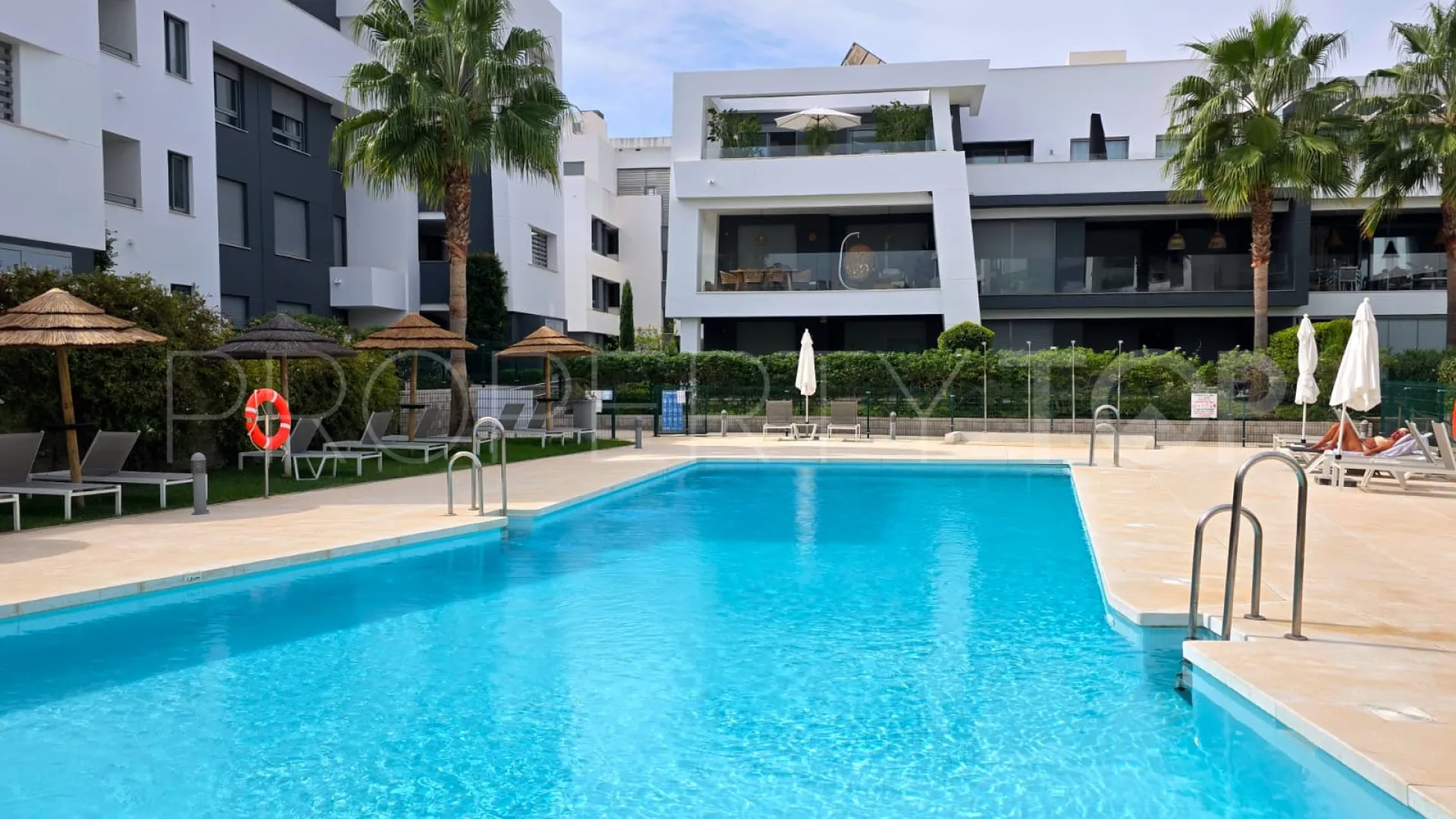 Se vende apartamento planta baja en Selwo de 2 dormitorios