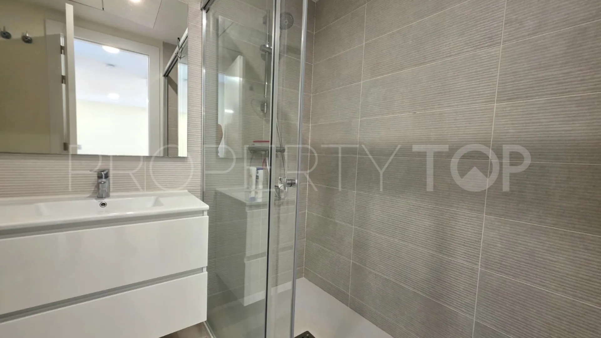Se vende apartamento planta baja en Selwo de 2 dormitorios