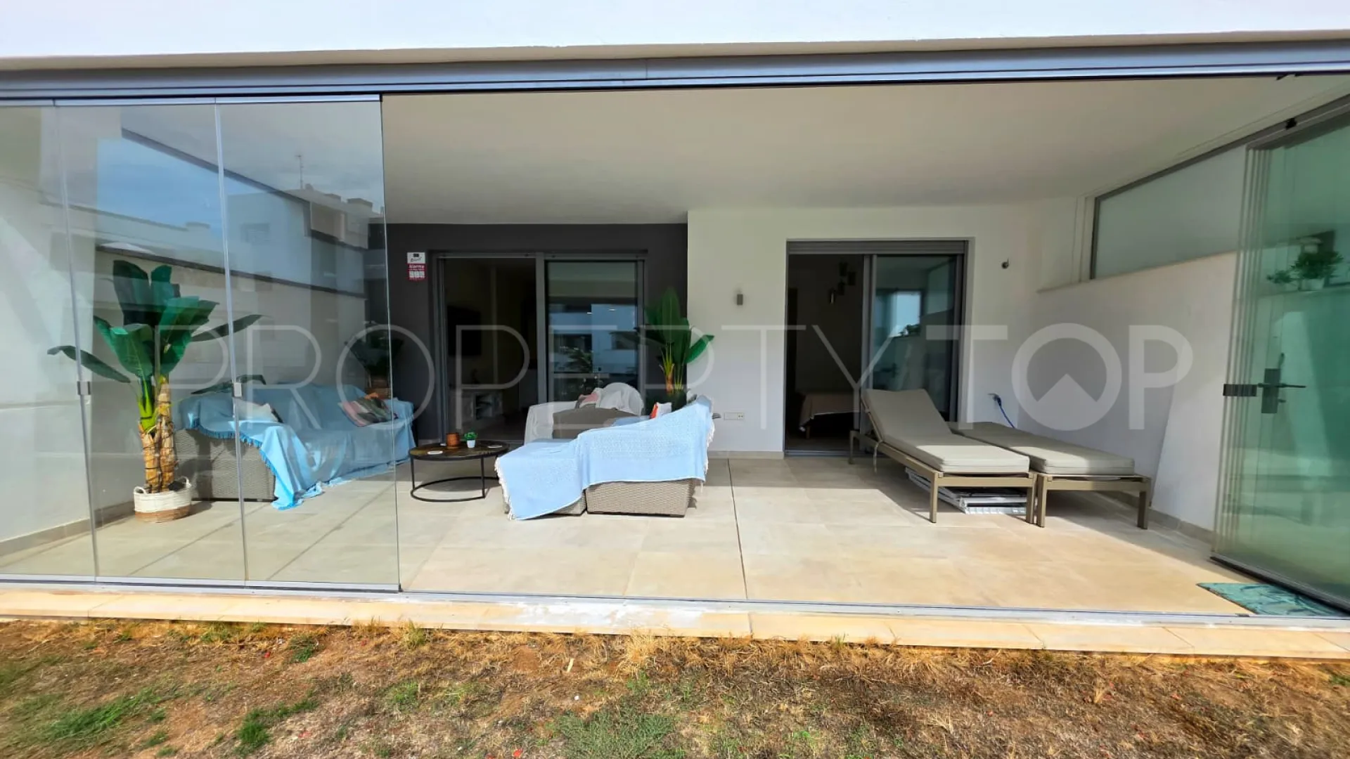 Se vende apartamento planta baja en Selwo de 2 dormitorios