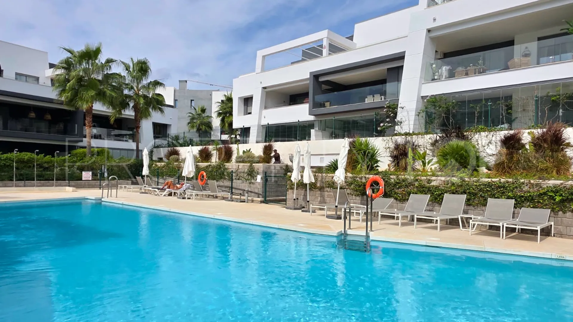 Se vende apartamento planta baja en Selwo de 2 dormitorios