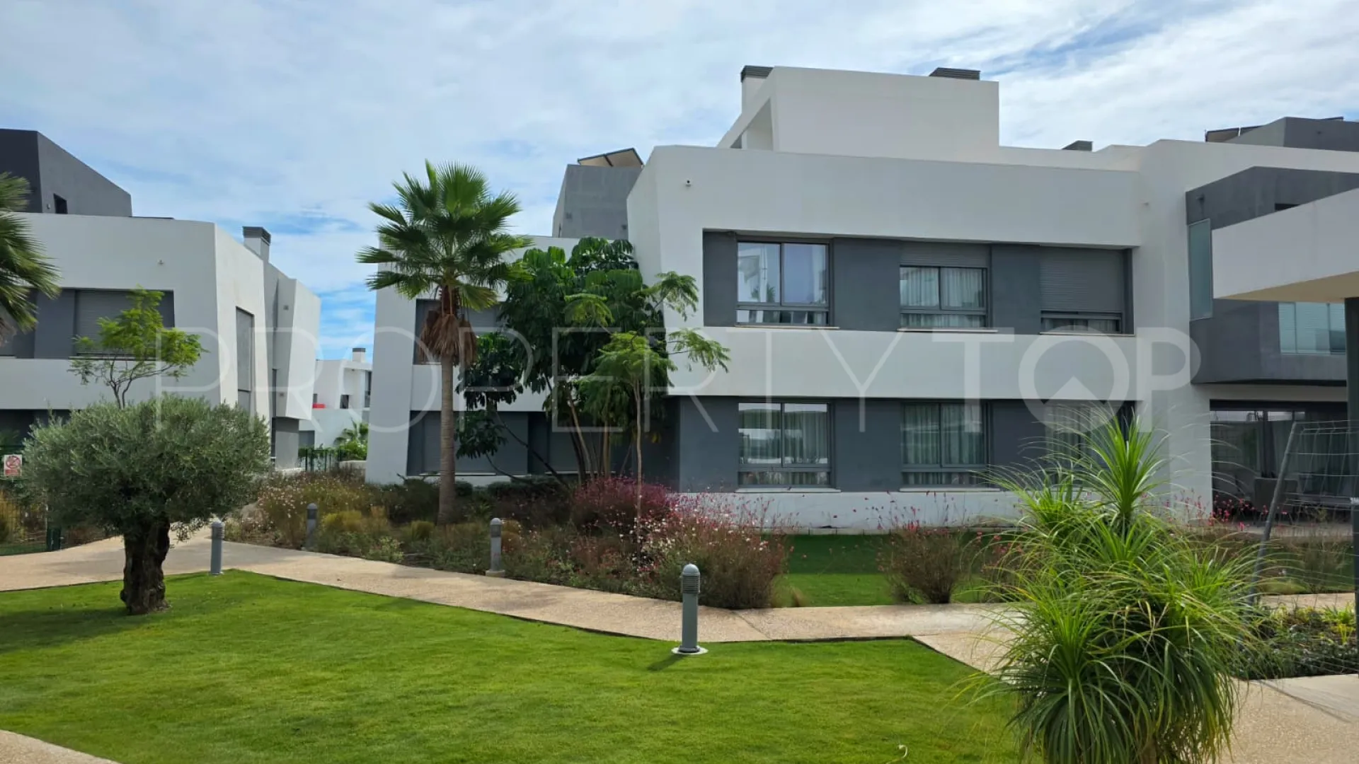 Se vende apartamento planta baja en Selwo de 2 dormitorios