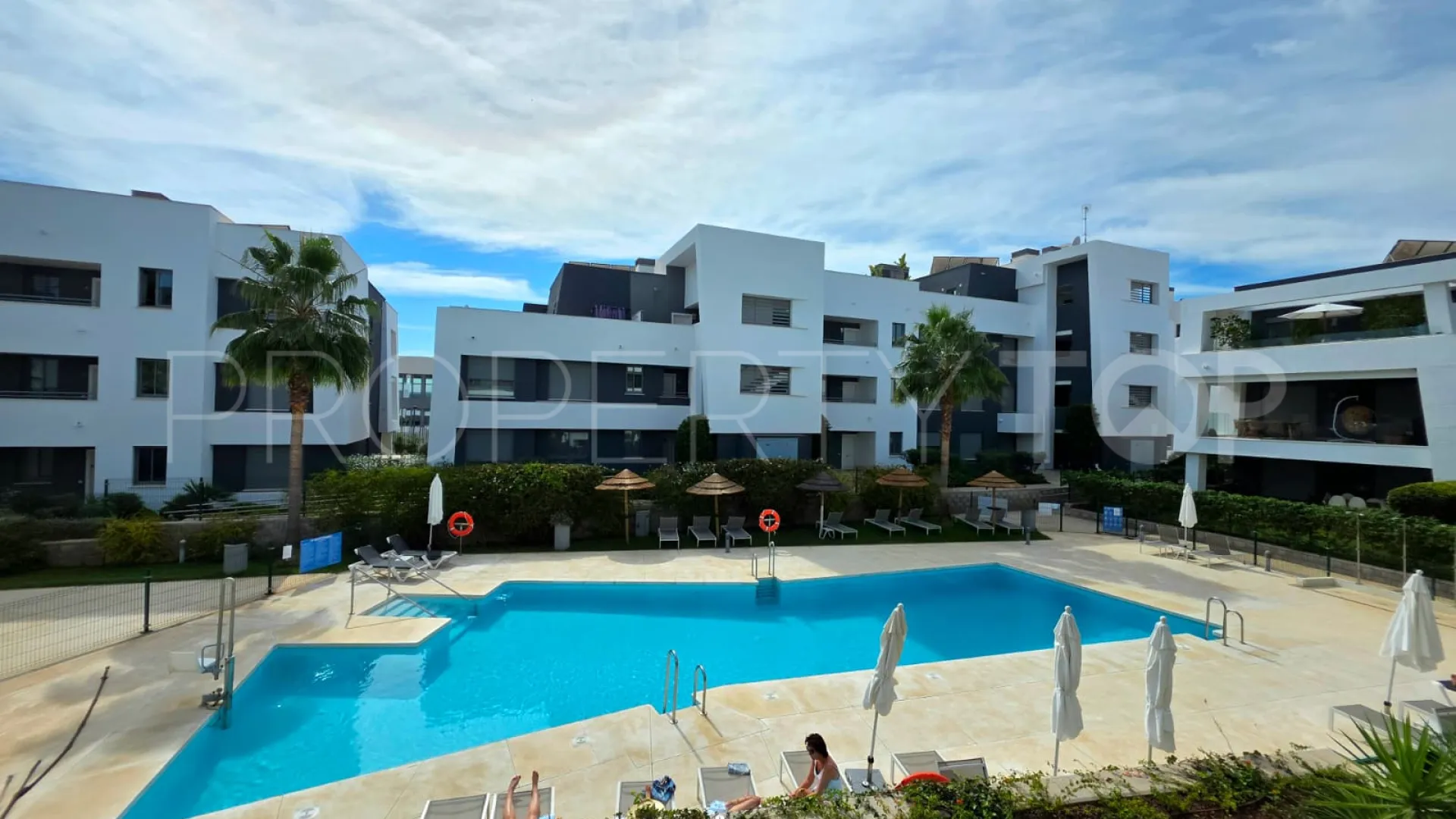 Se vende apartamento planta baja en Selwo de 2 dormitorios