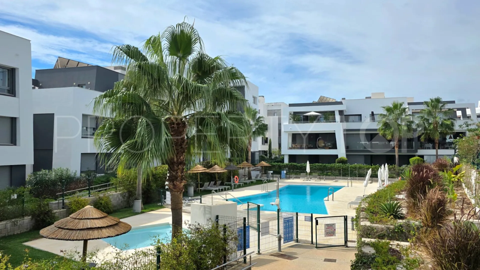 Se vende apartamento planta baja en Selwo de 2 dormitorios