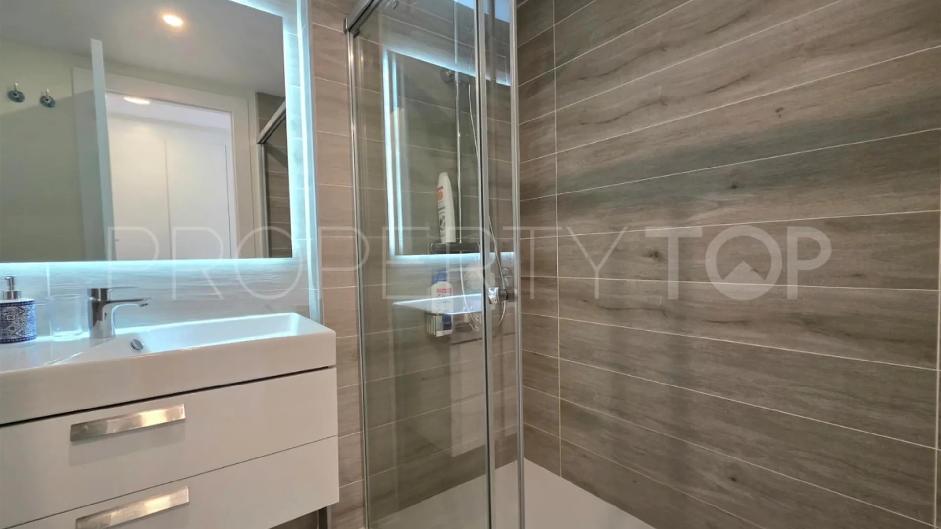 Se vende apartamento planta baja en Selwo de 2 dormitorios