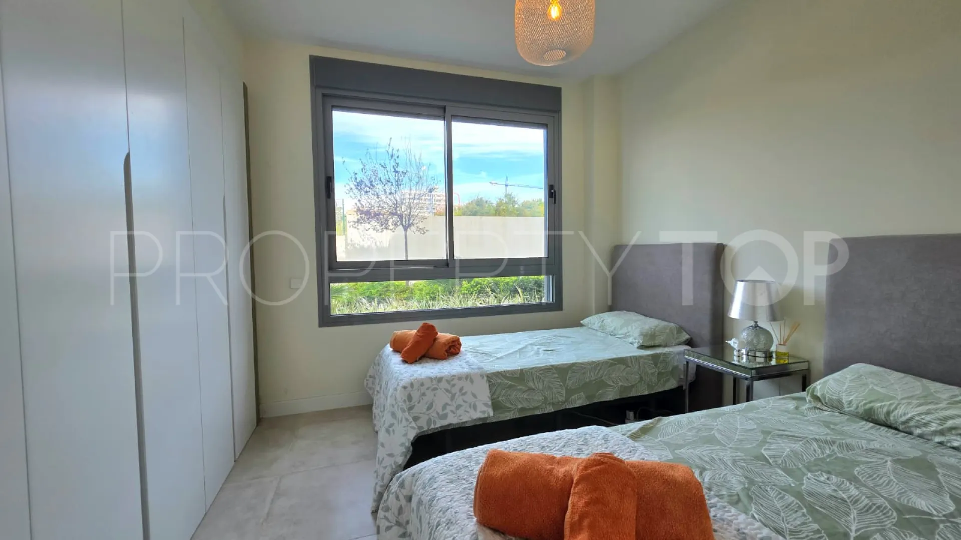 Se vende apartamento planta baja en Selwo de 2 dormitorios