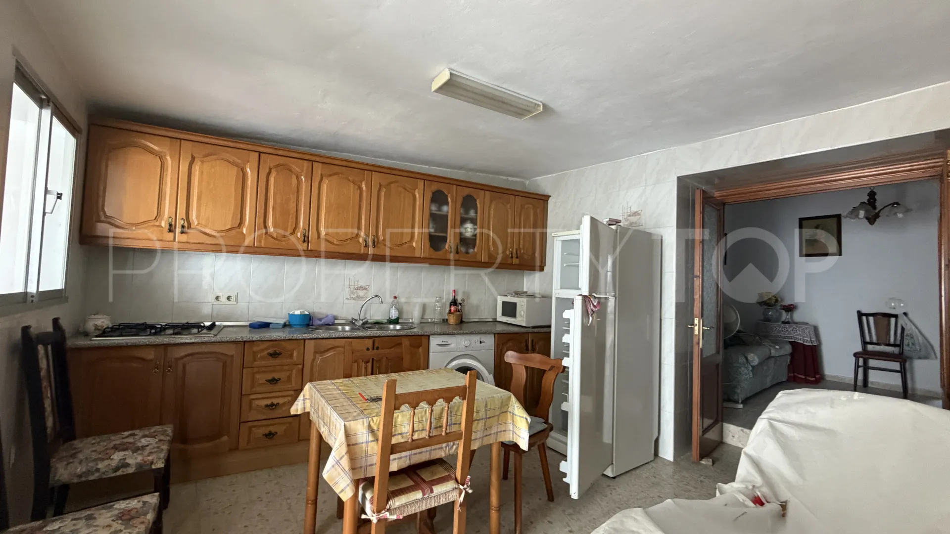 Se vende adosado con 5 dormitorios en Estepona Casco Antiguo