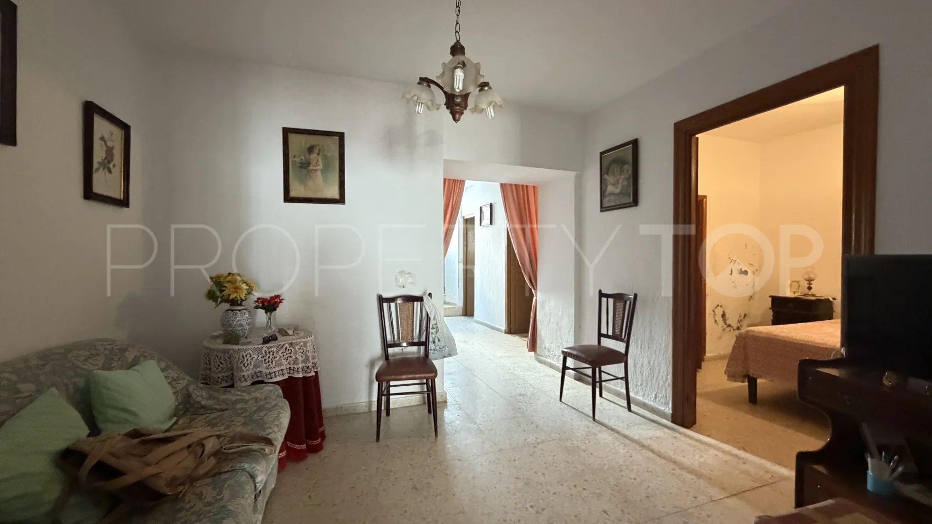 Se vende adosado con 5 dormitorios en Estepona Casco Antiguo