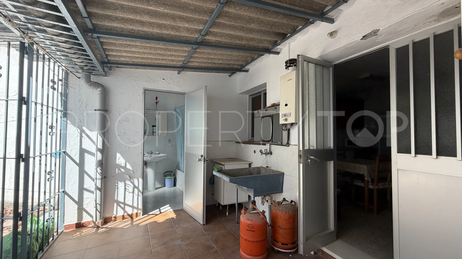 Se vende adosado con 5 dormitorios en Estepona Casco Antiguo