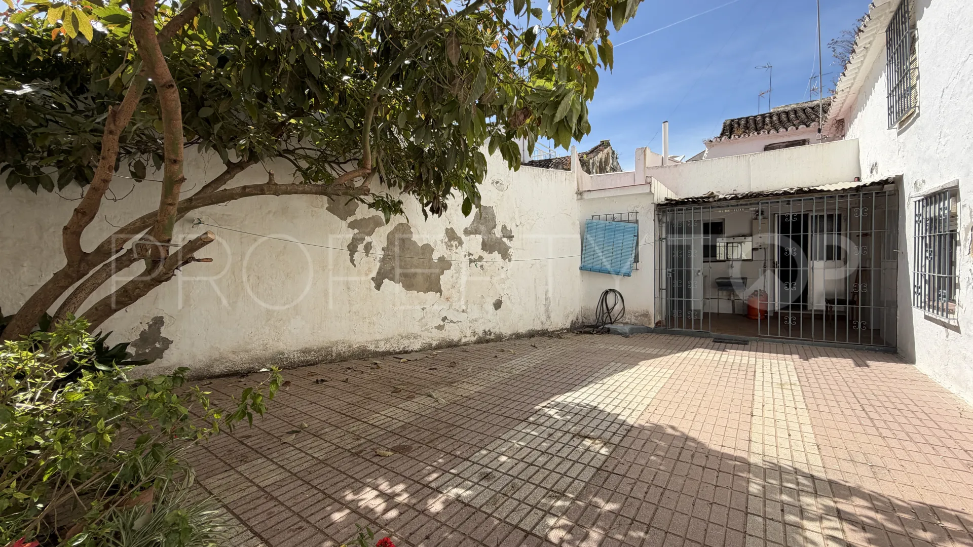Se vende adosado con 5 dormitorios en Estepona Casco Antiguo