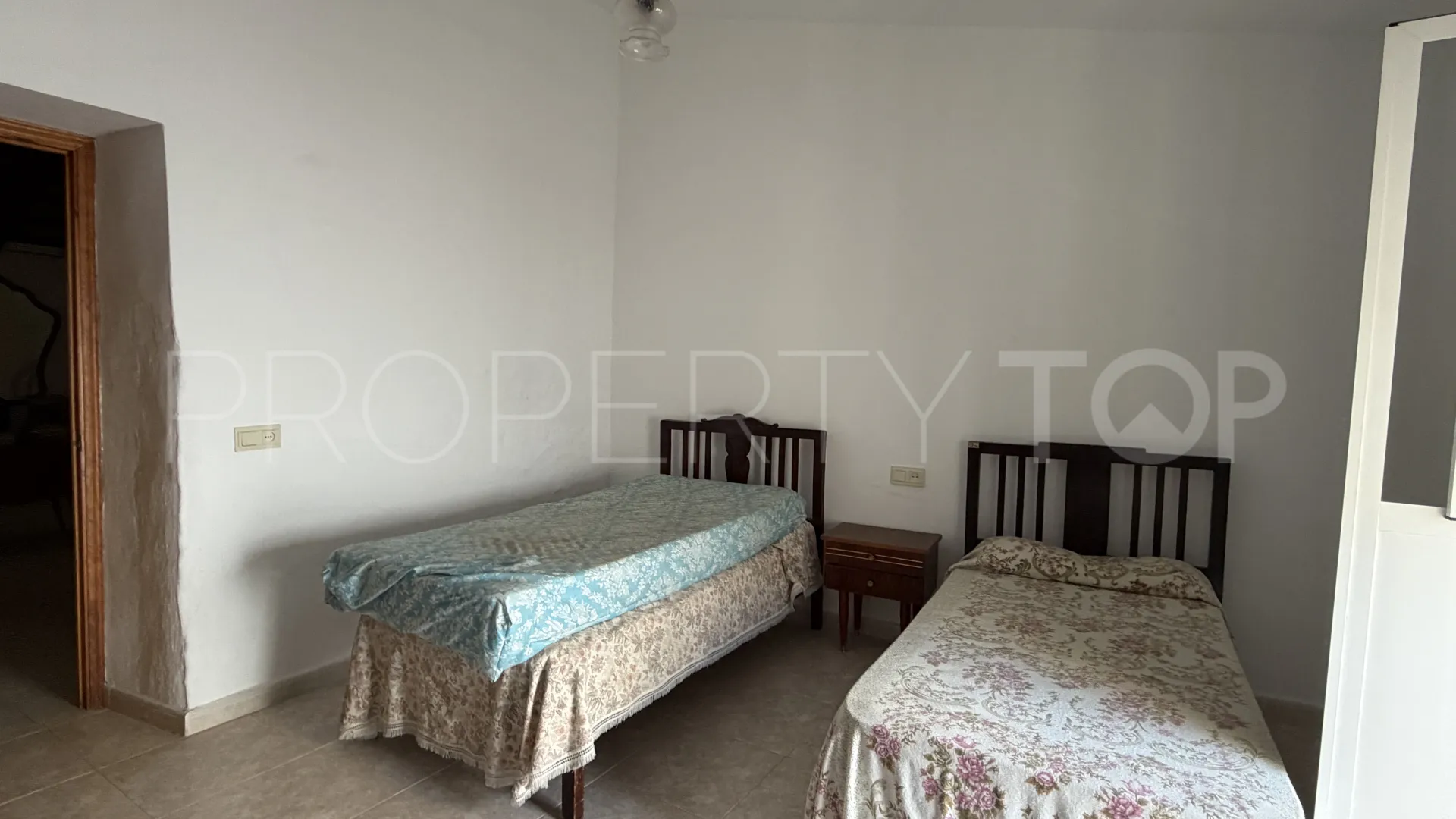Se vende adosado con 5 dormitorios en Estepona Casco Antiguo