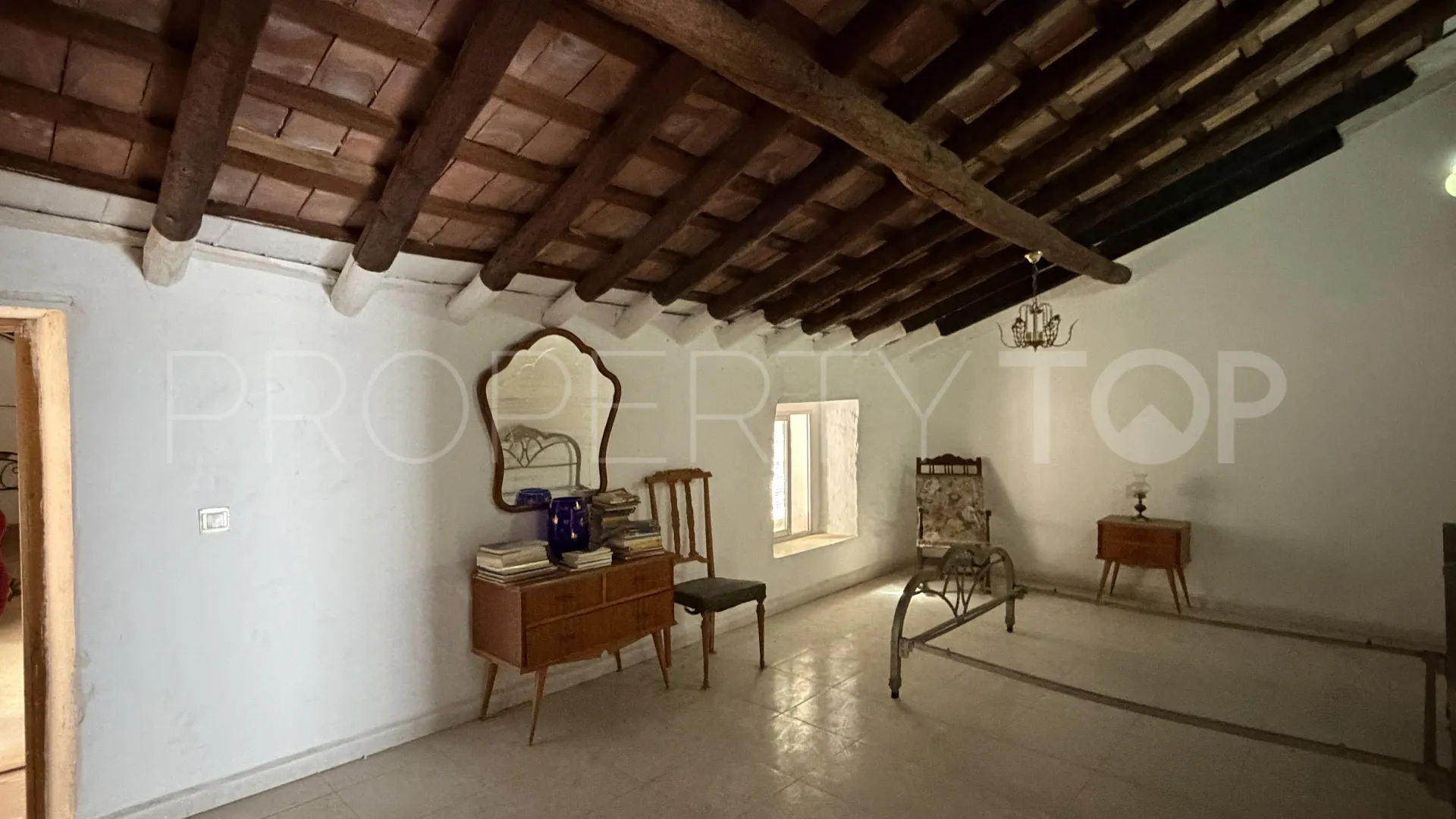 Se vende adosado con 5 dormitorios en Estepona Casco Antiguo