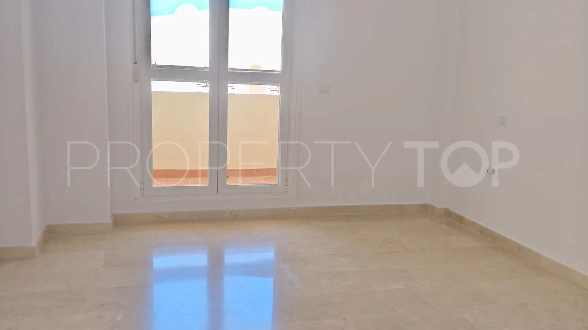Atico duplex de 3 dormitorios en venta en La Duquesa Golf