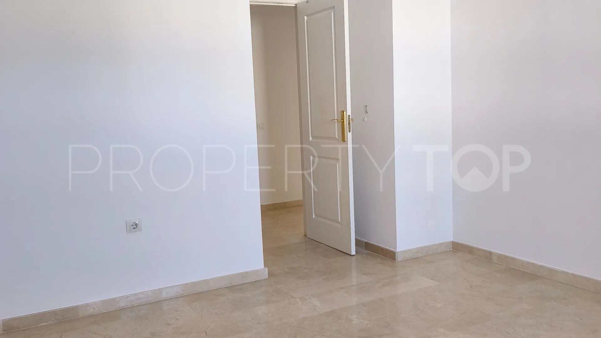 Atico duplex de 3 dormitorios en venta en La Duquesa Golf