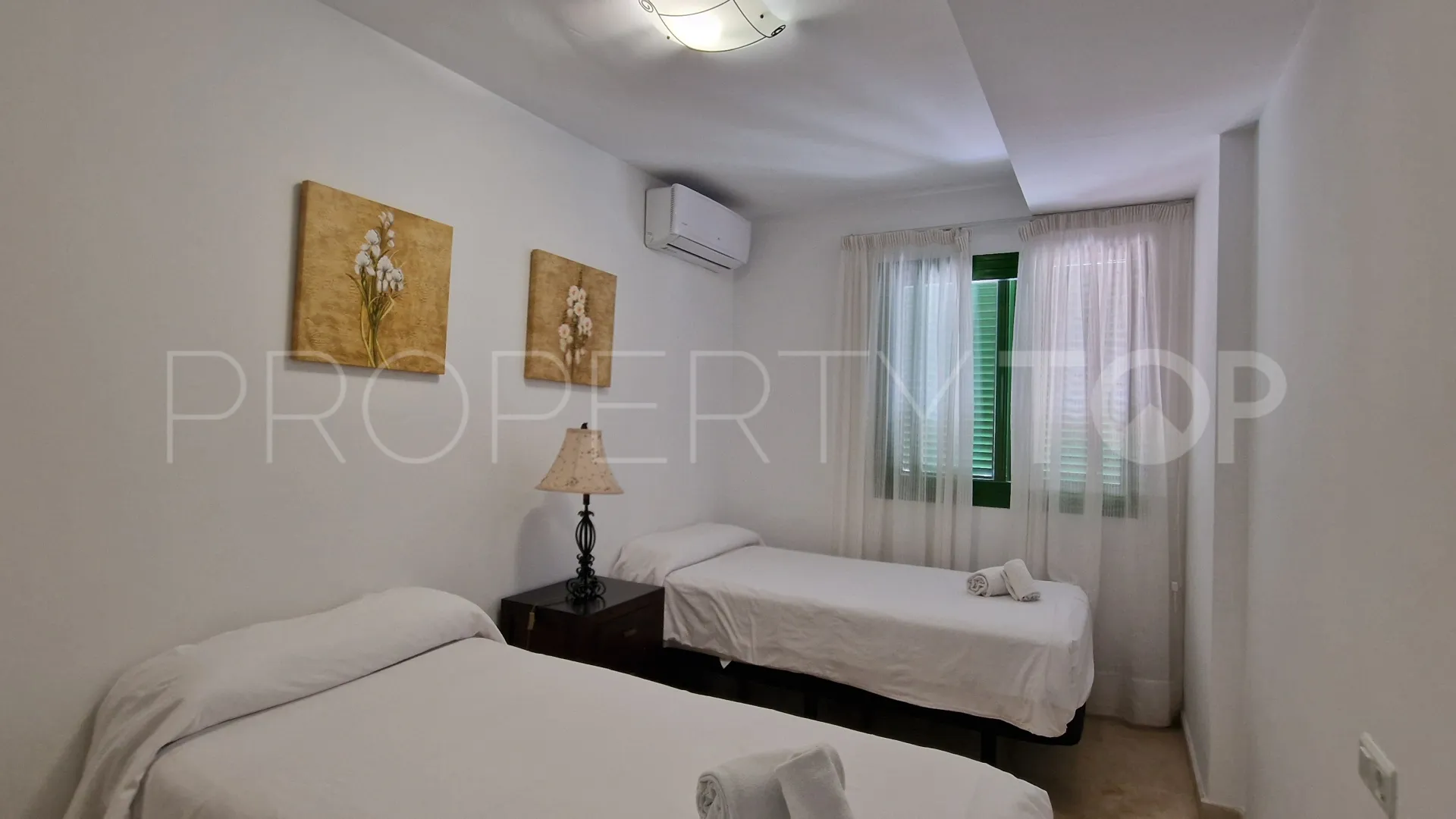 Apartamento de 3 dormitorios en venta en La Duquesa