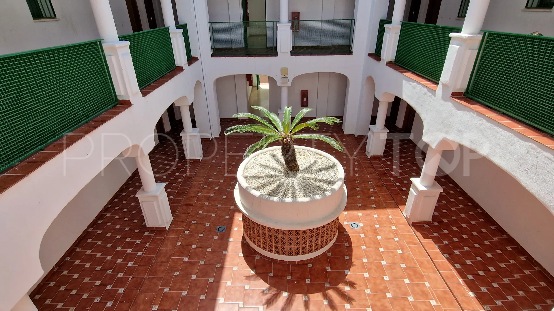 Apartamento de 3 dormitorios en venta en La Duquesa