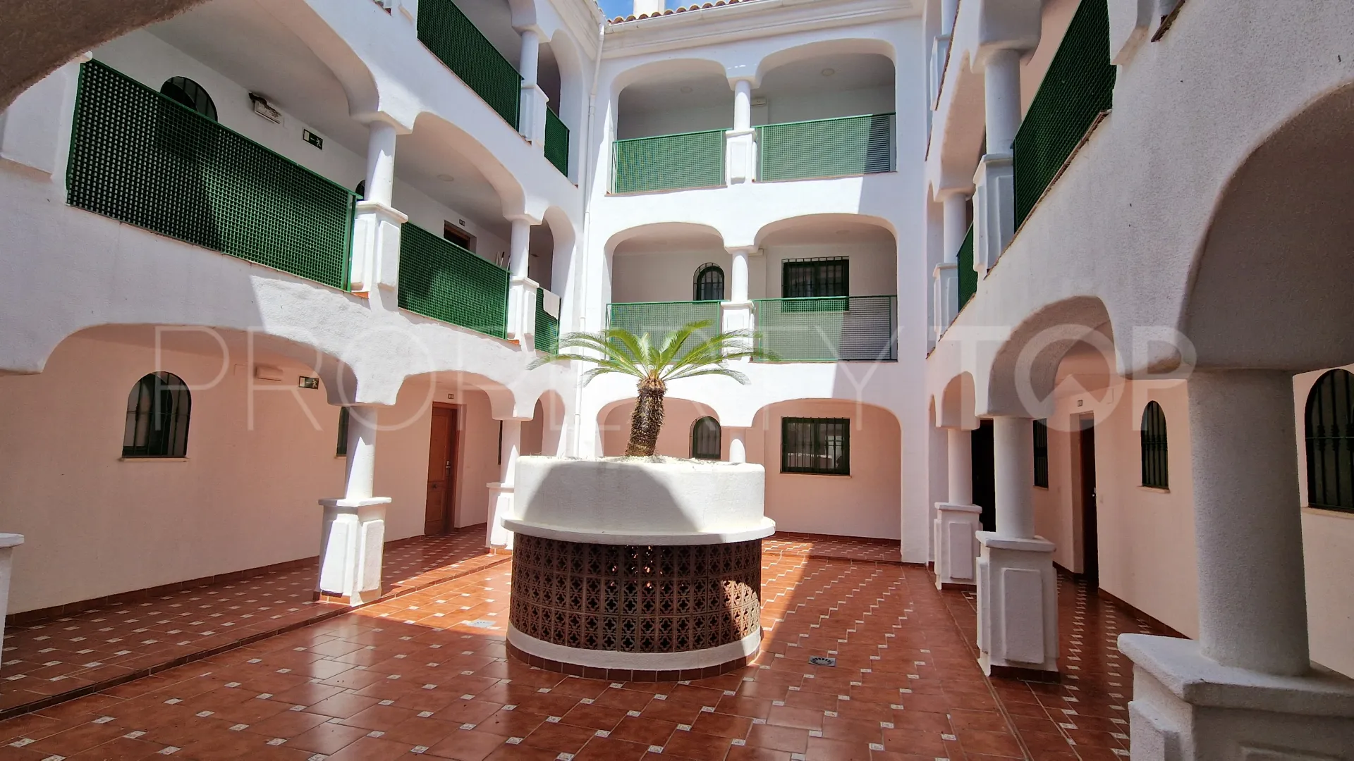 Apartamento de 3 dormitorios en venta en La Duquesa