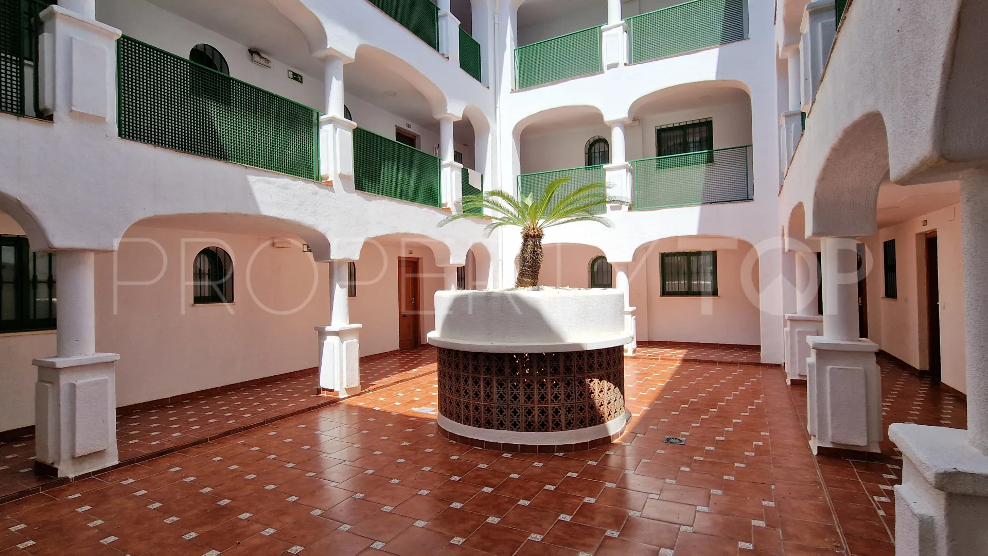 Apartamento de 3 dormitorios en venta en La Duquesa