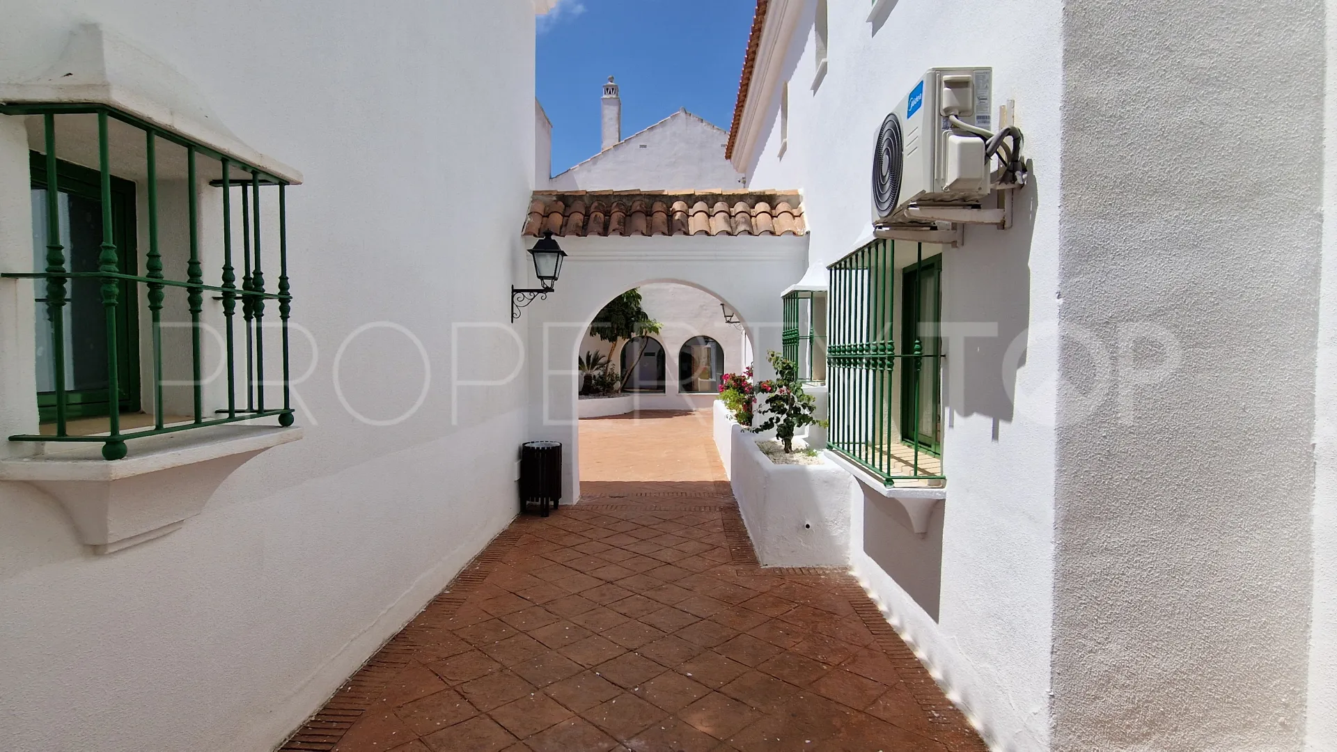 Apartamento de 3 dormitorios en venta en La Duquesa