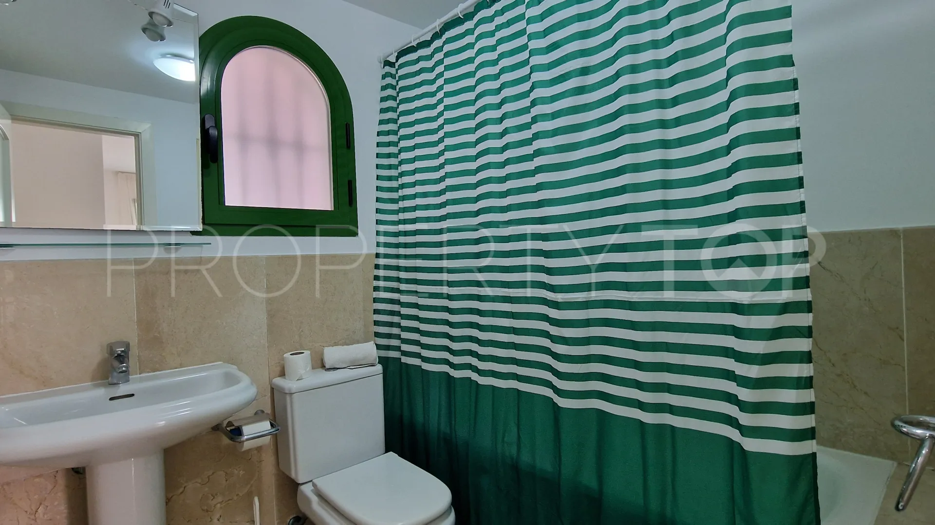 Apartamento de 3 dormitorios en venta en La Duquesa