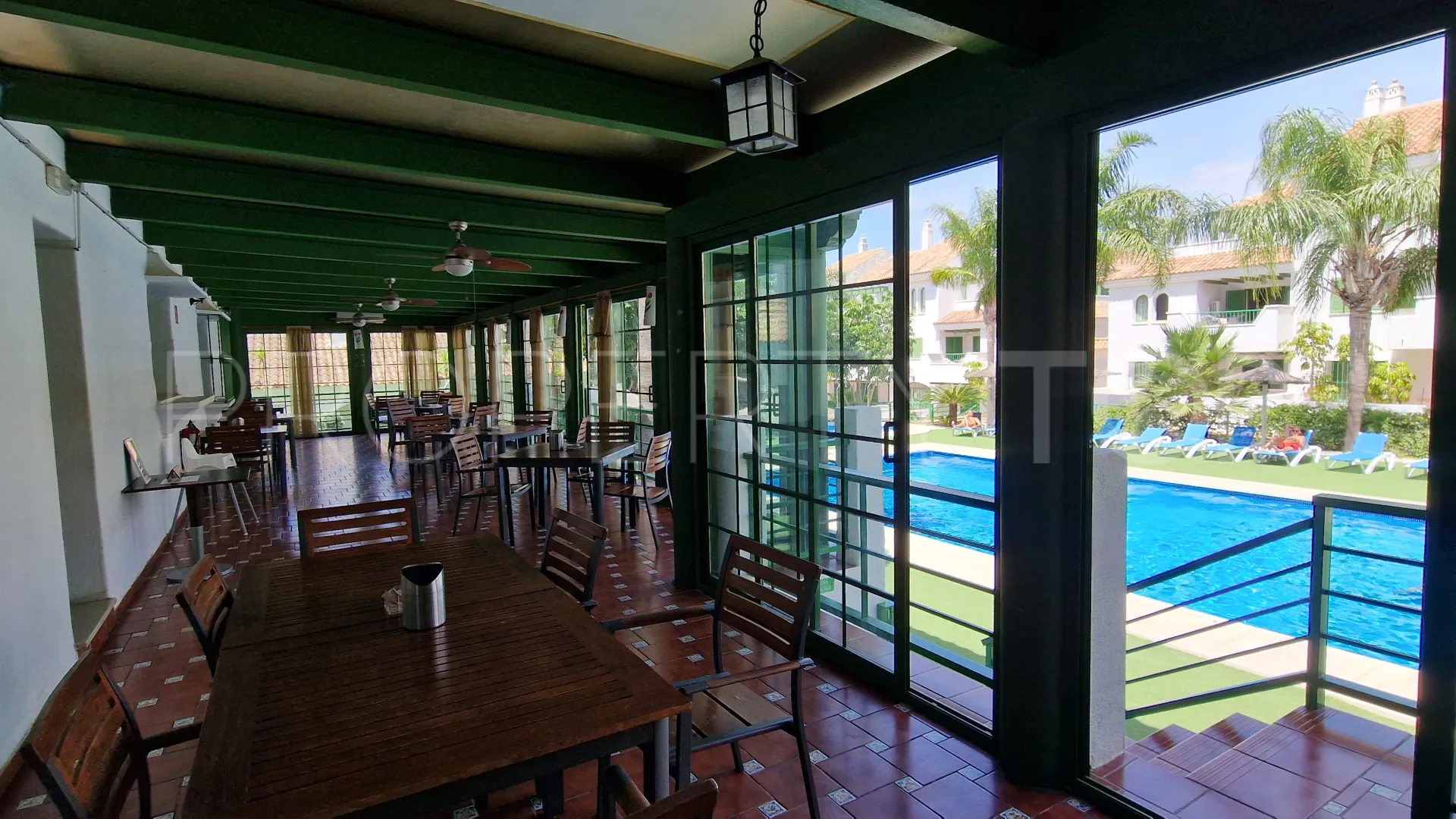 Apartamento de 3 dormitorios en venta en La Duquesa