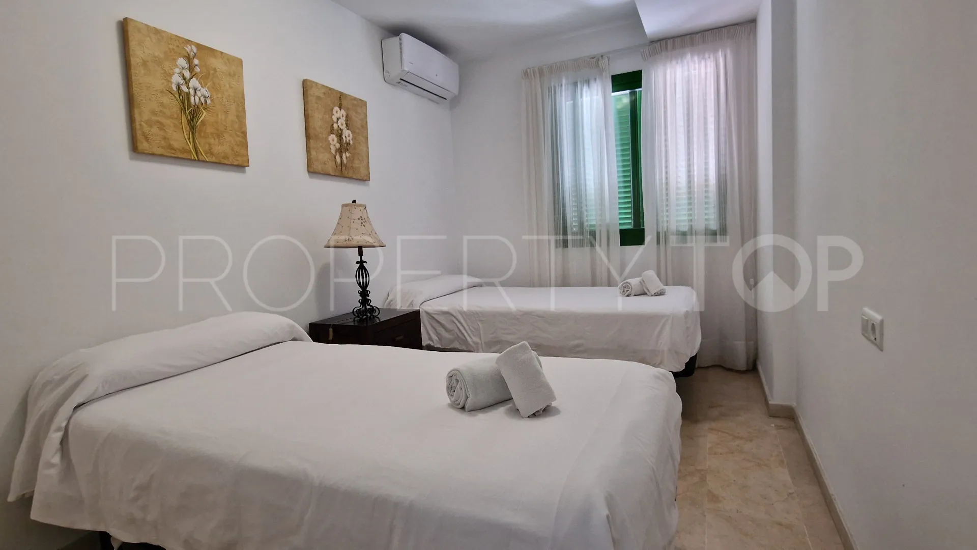 Apartamento de 3 dormitorios en venta en La Duquesa