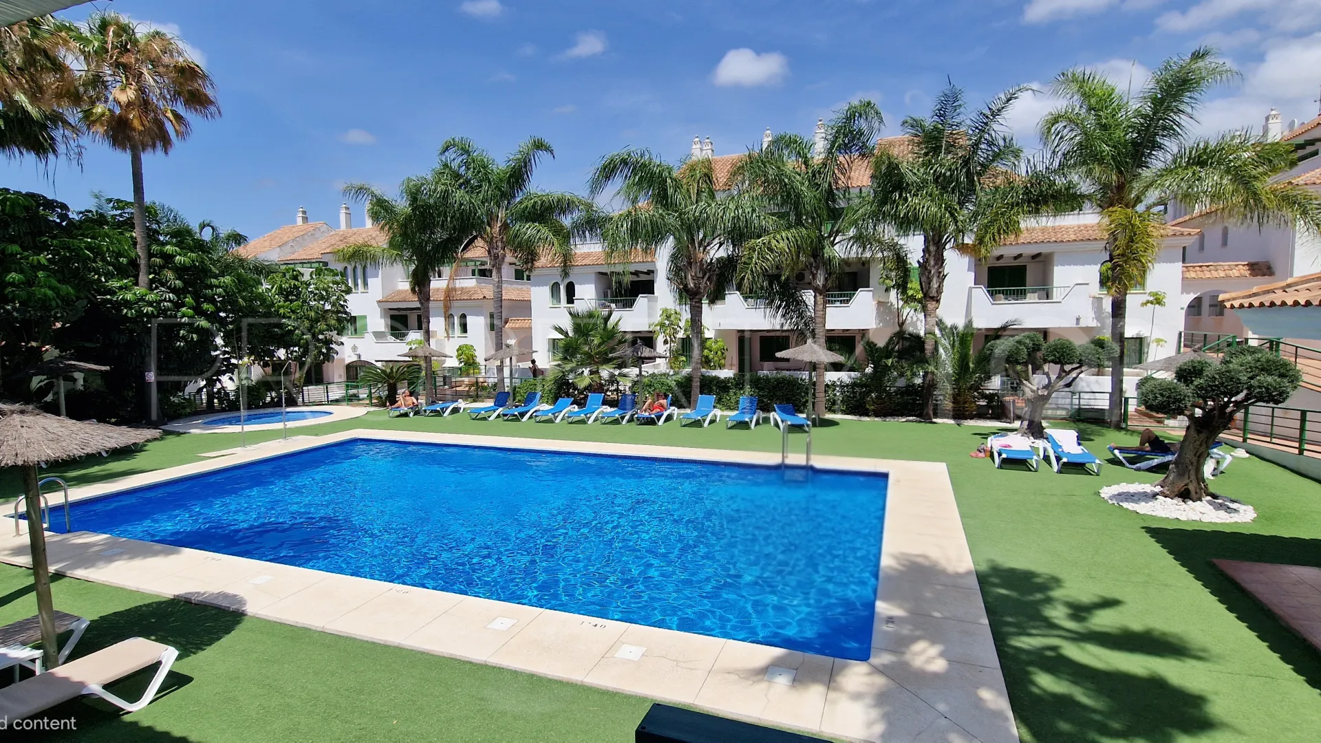 Apartamento de 3 dormitorios en venta en La Duquesa