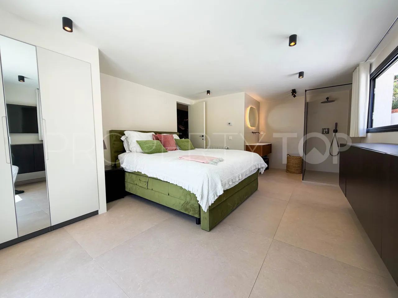 Marbella Este, villa con 6 dormitorios en venta