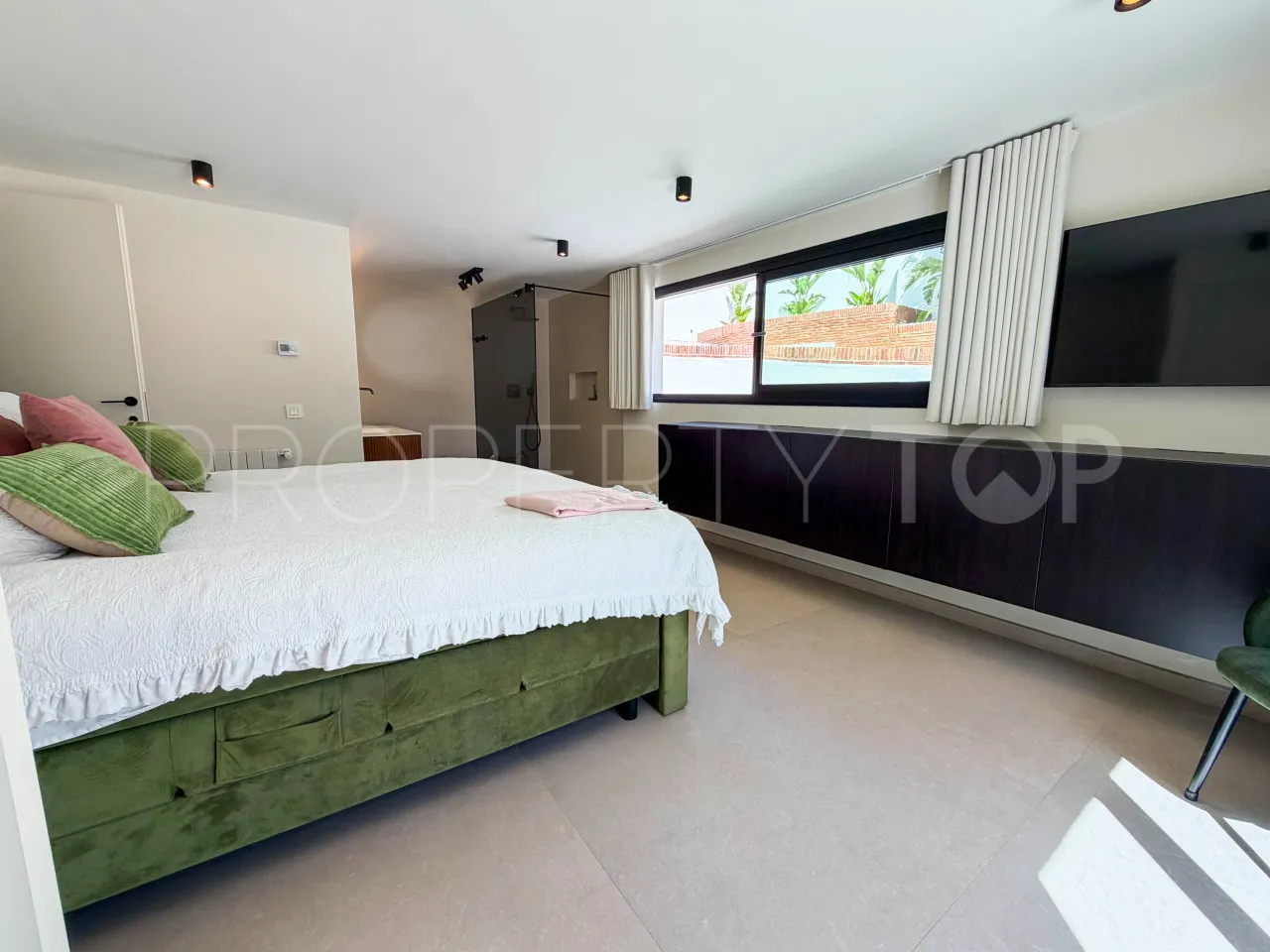 Marbella Este, villa con 6 dormitorios en venta