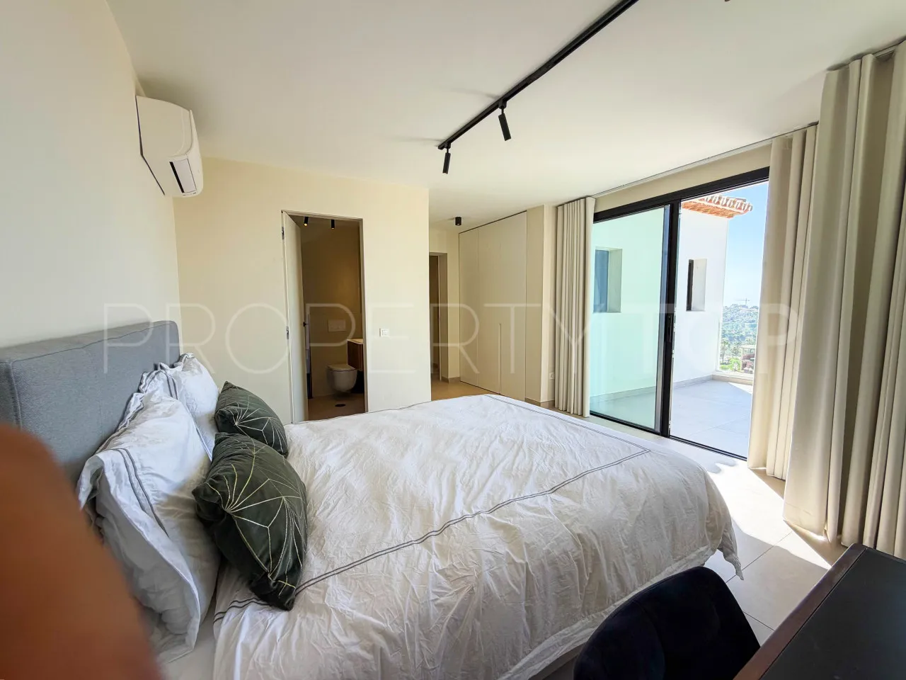 Marbella Este, villa con 6 dormitorios en venta