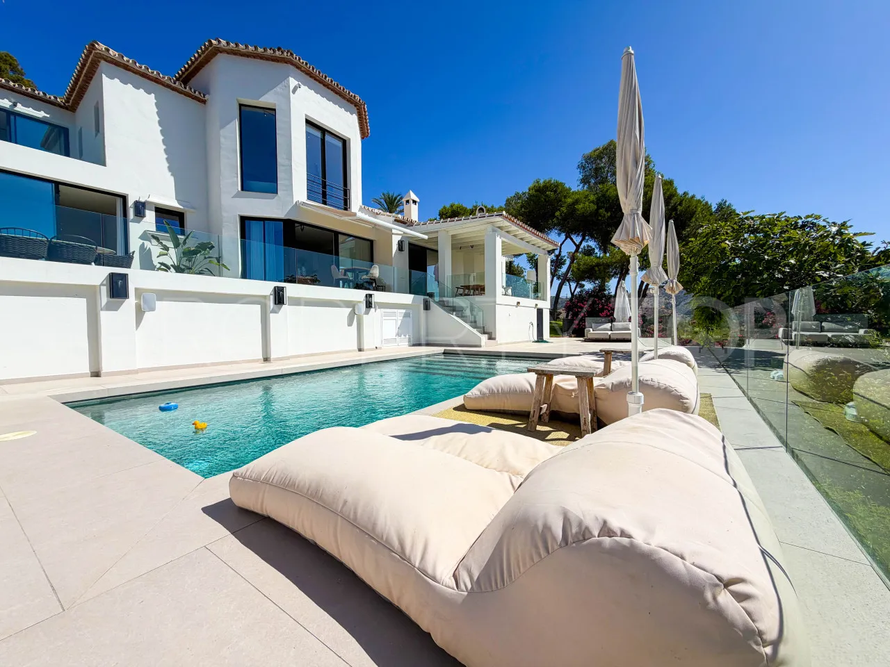 Marbella Este, villa con 6 dormitorios en venta