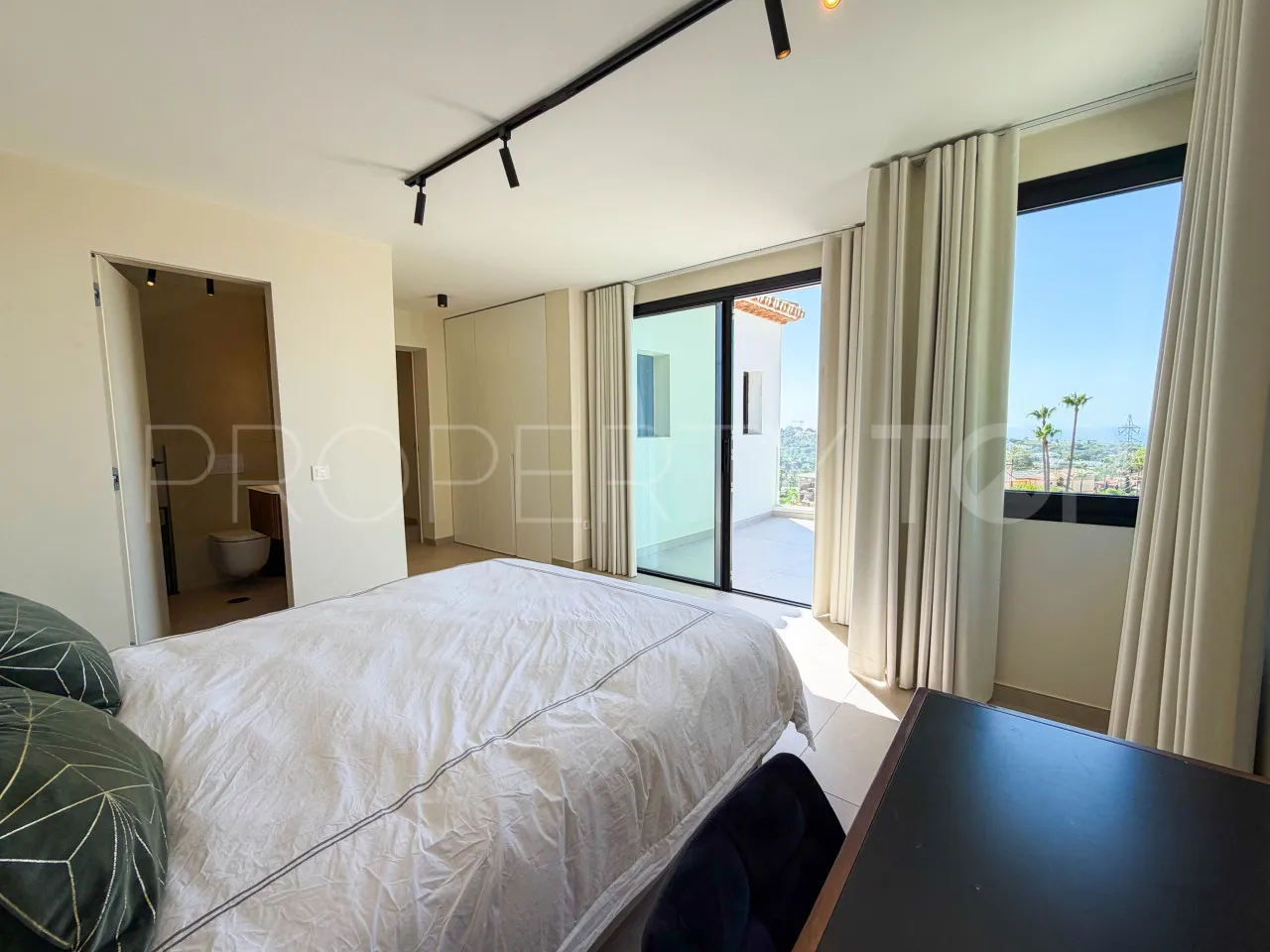 Marbella Este, villa con 6 dormitorios en venta