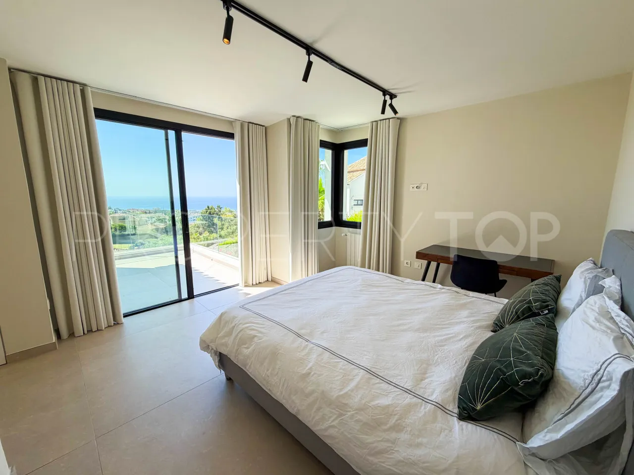 Marbella Este, villa con 6 dormitorios en venta