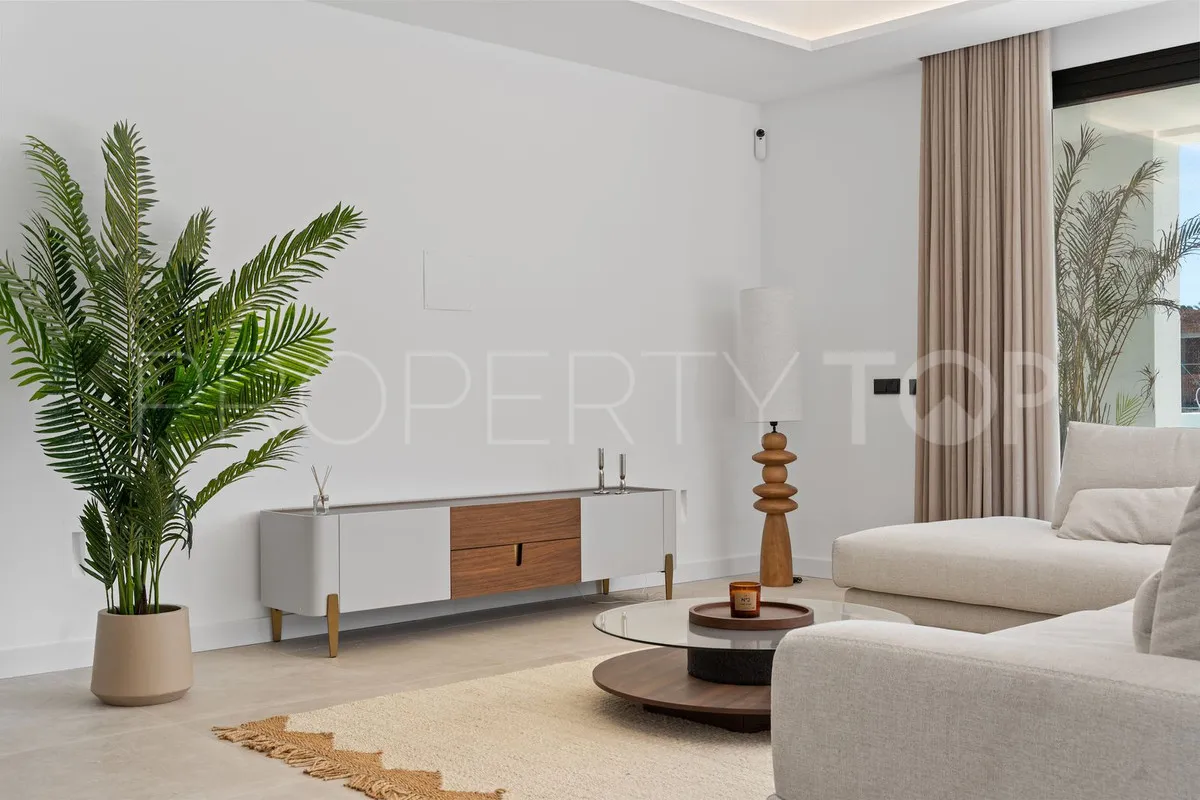 Buy villa in Mijas with 4 bedrooms