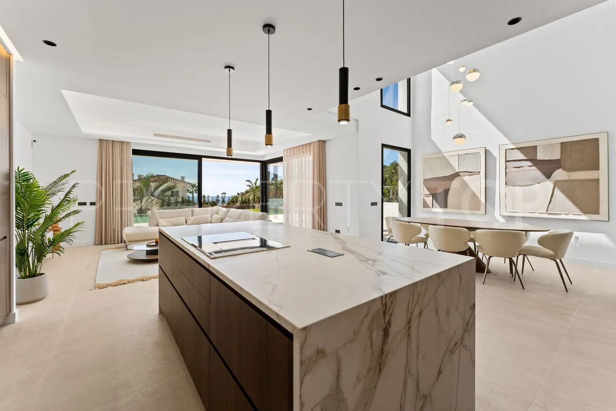 Buy villa in Mijas with 4 bedrooms