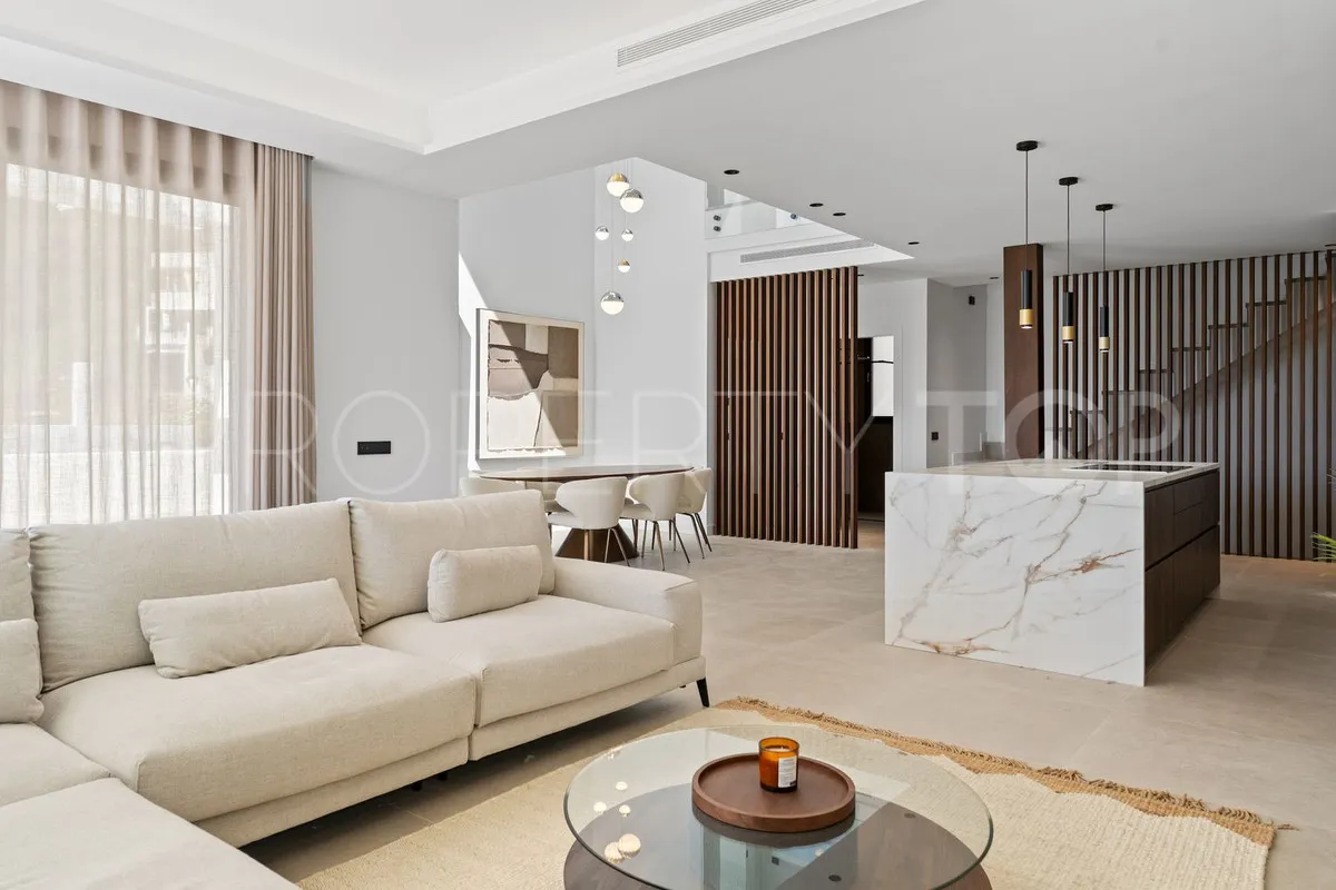 Buy villa in Mijas with 4 bedrooms