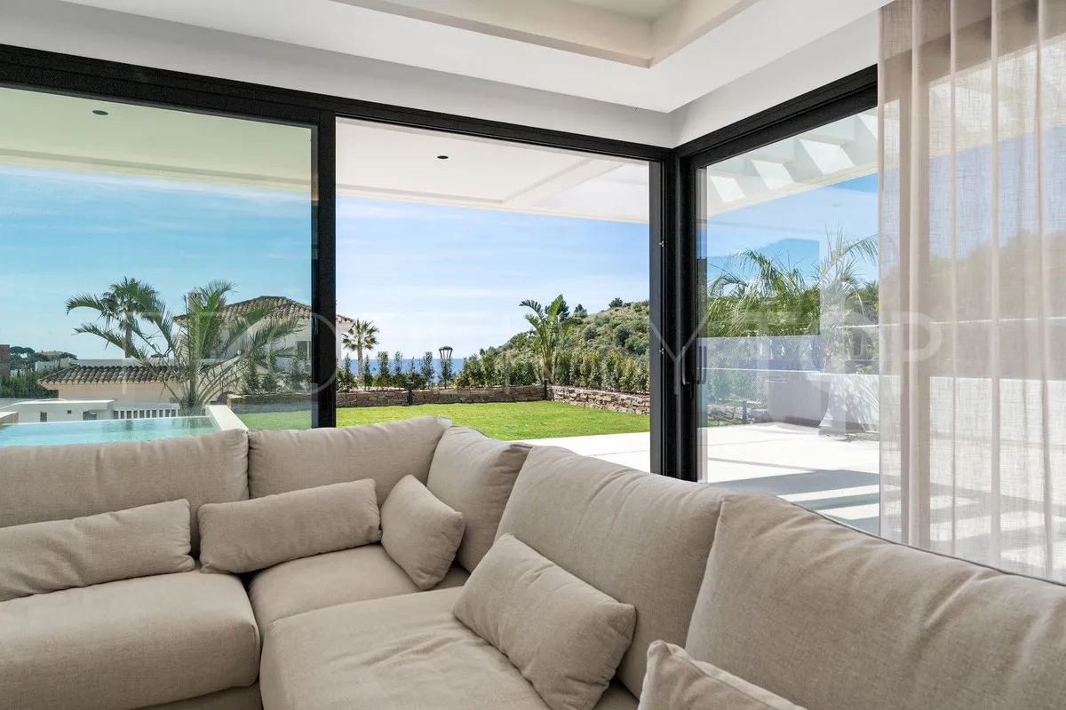 Buy villa in Mijas with 4 bedrooms
