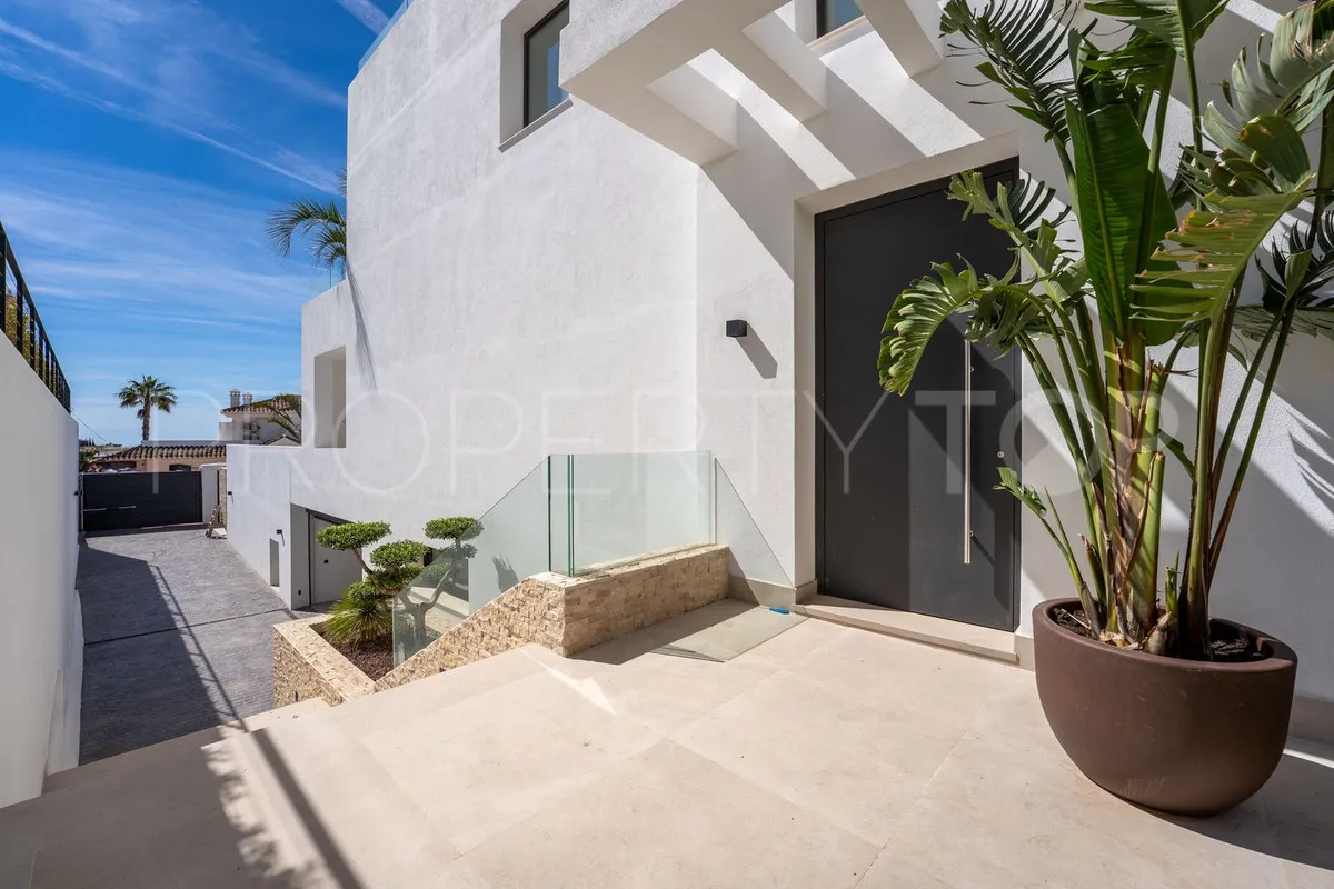 Buy villa in Mijas with 4 bedrooms