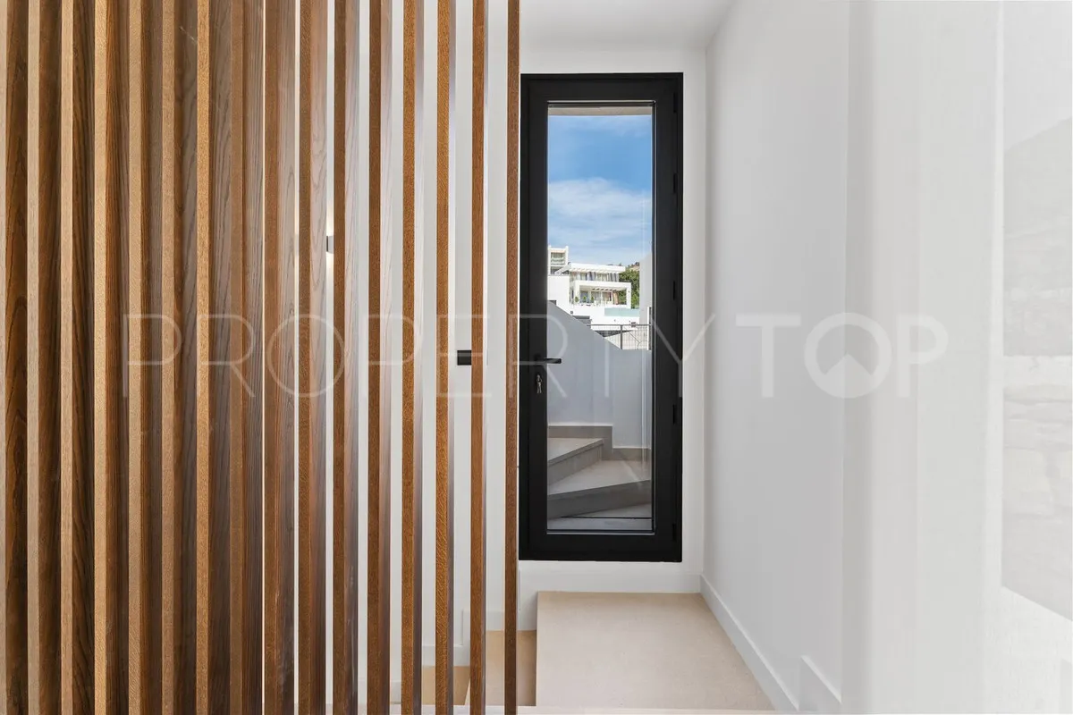 Buy villa in Mijas with 4 bedrooms