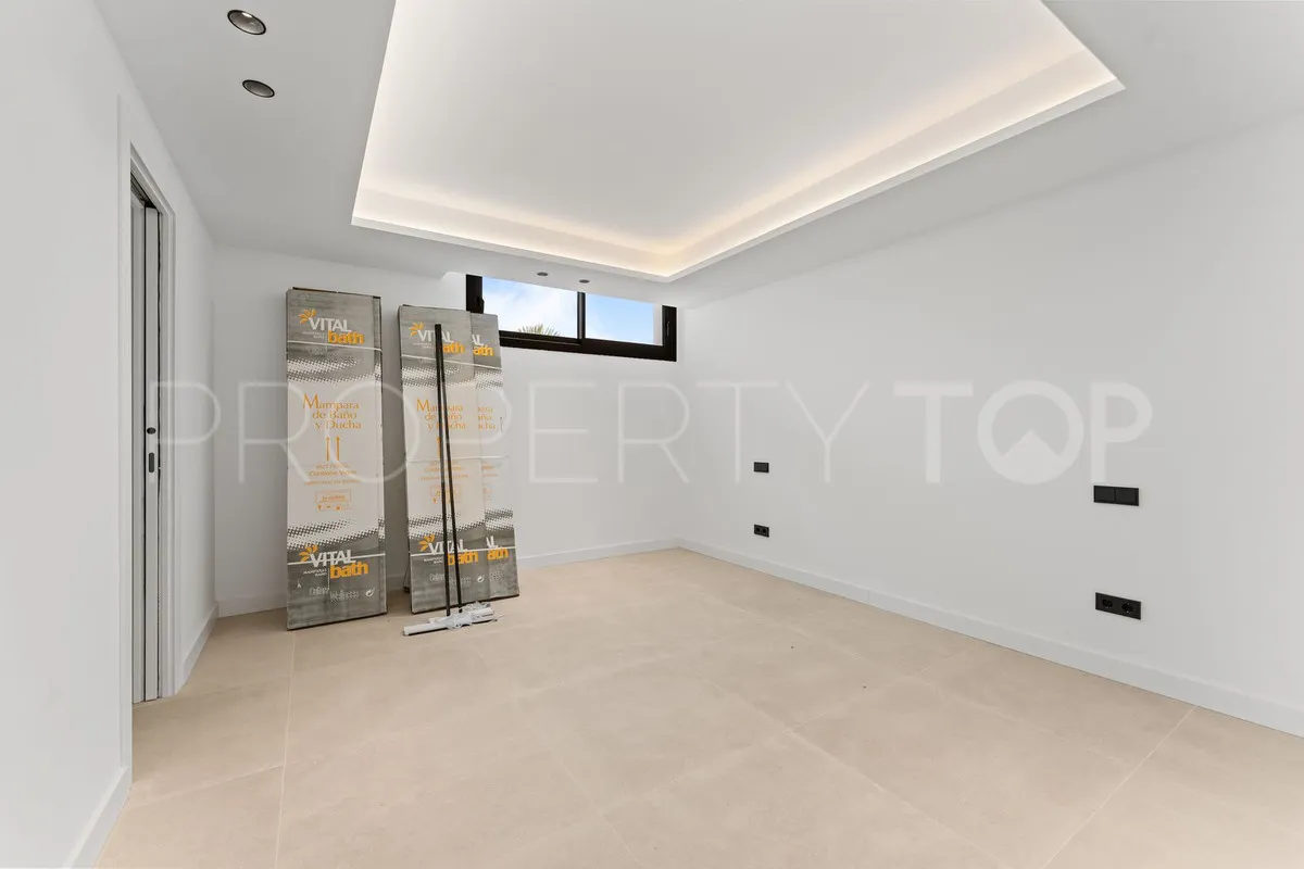 Buy villa in Mijas with 4 bedrooms