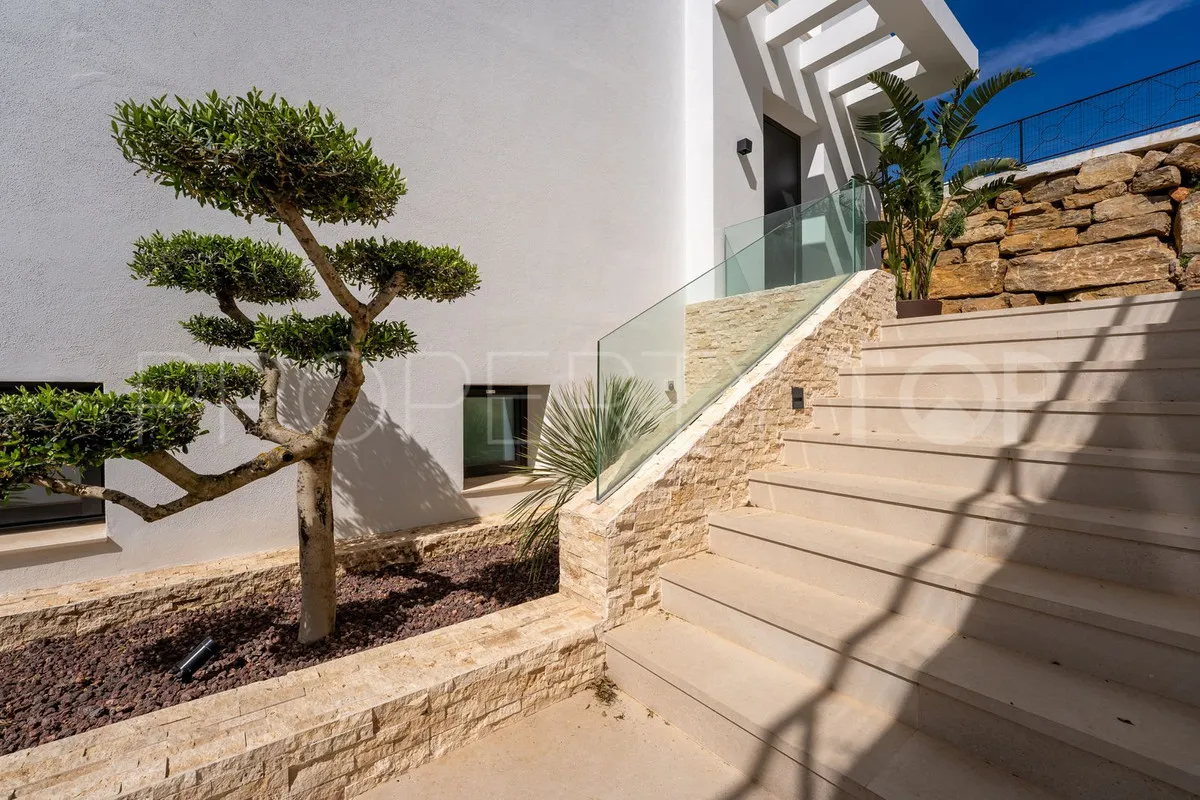 Buy villa in Mijas with 4 bedrooms
