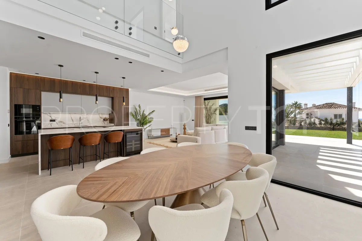 Buy villa in Mijas with 4 bedrooms
