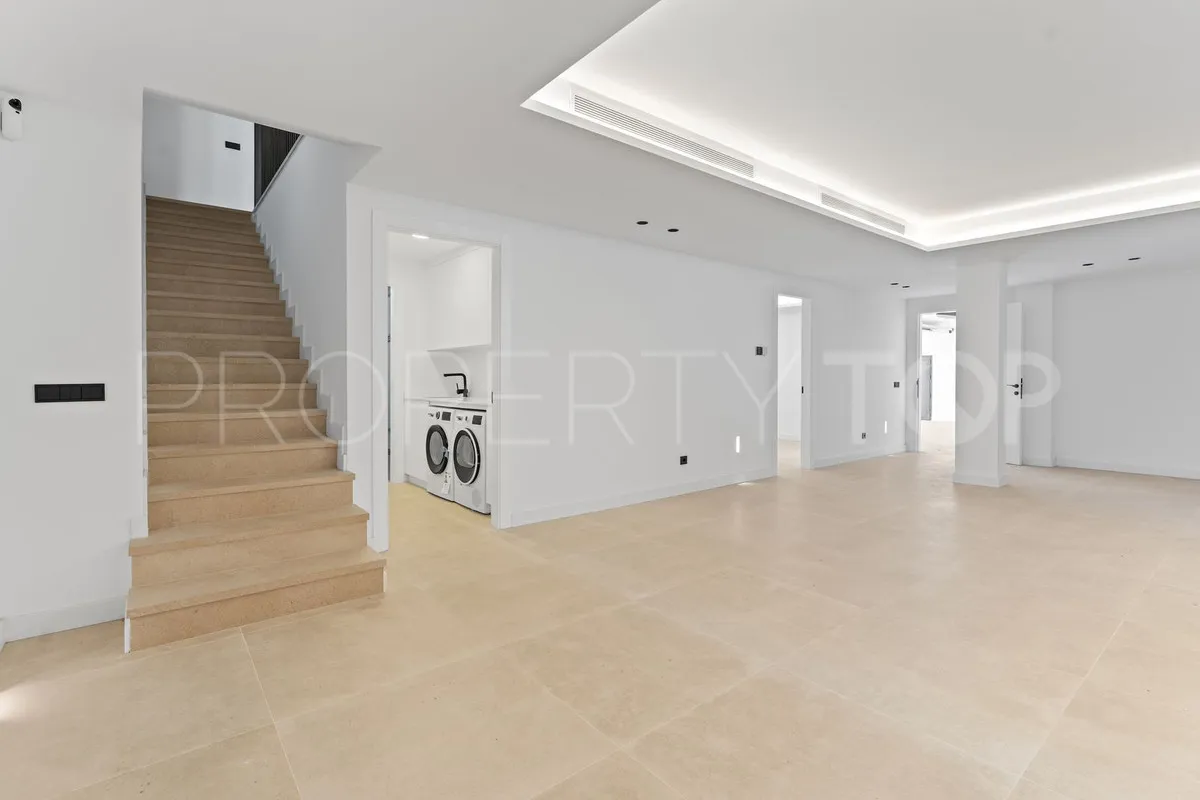 Buy villa in Mijas with 4 bedrooms