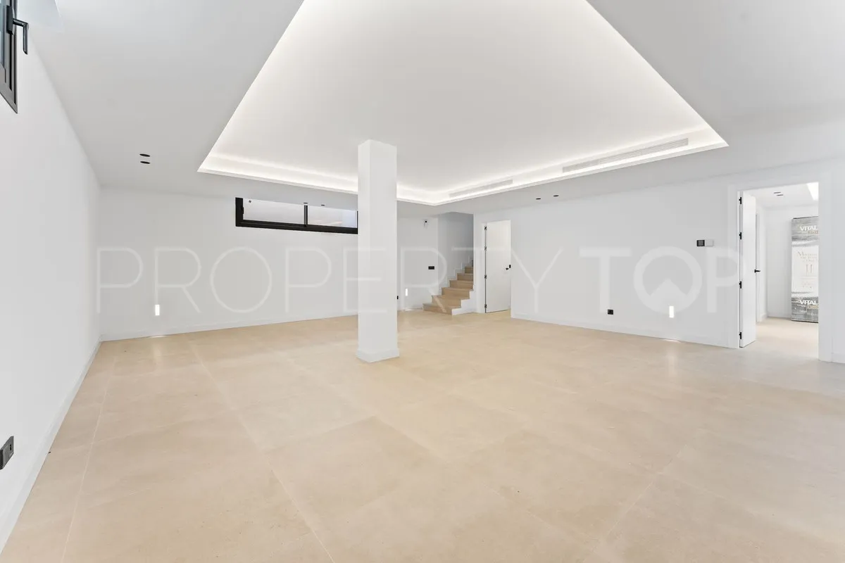 Buy villa in Mijas with 4 bedrooms