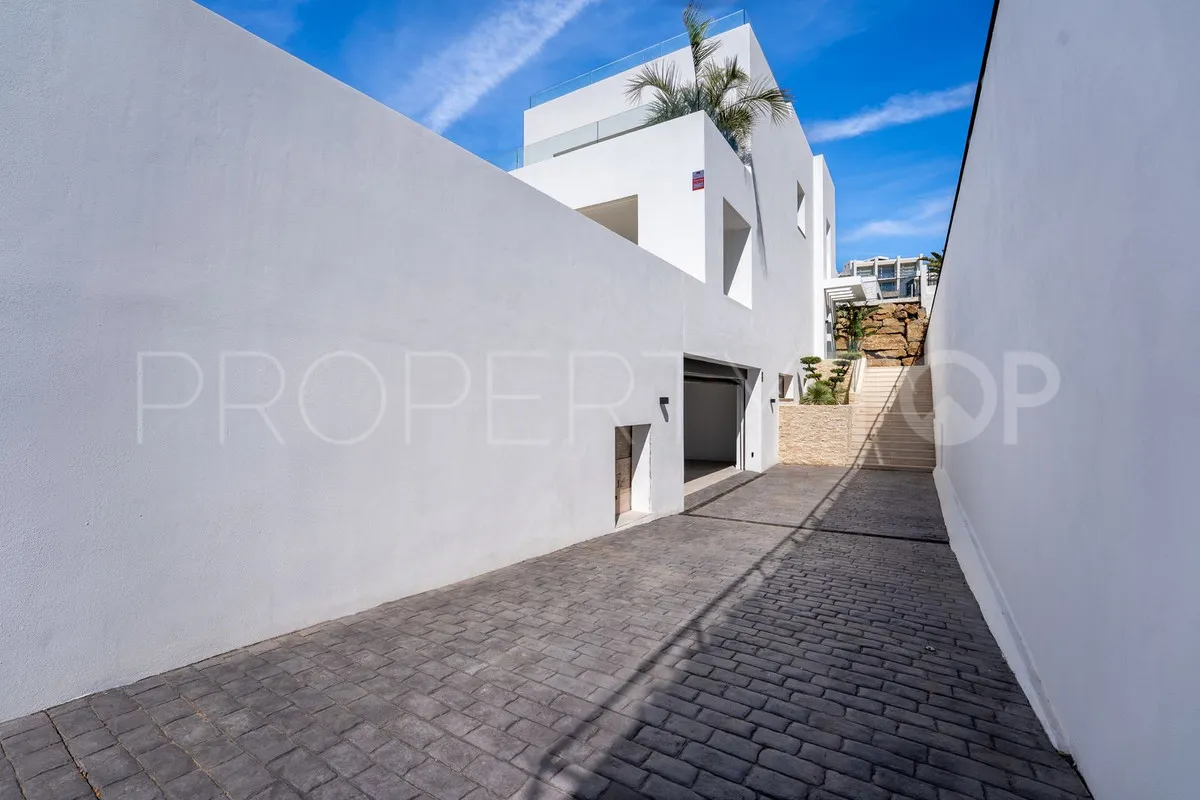 Buy villa in Mijas with 4 bedrooms
