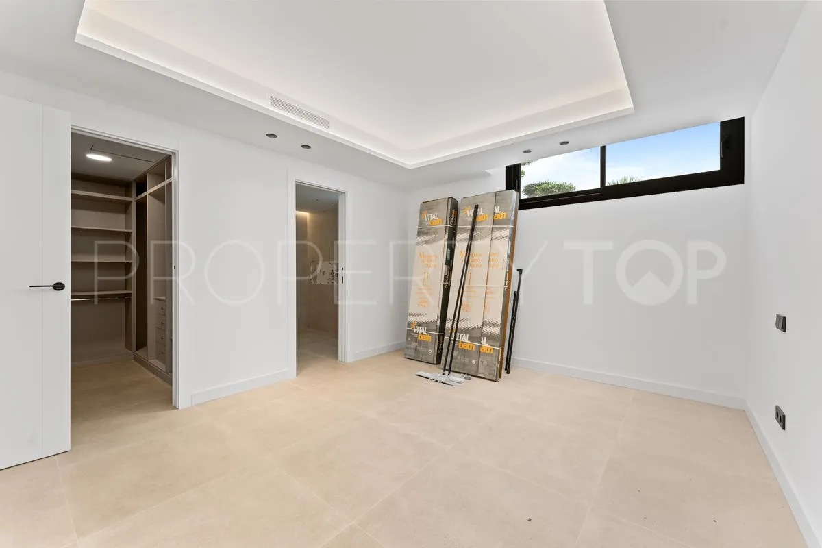 Buy villa in Mijas with 4 bedrooms