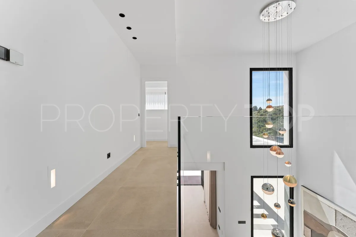Buy villa in Mijas with 4 bedrooms