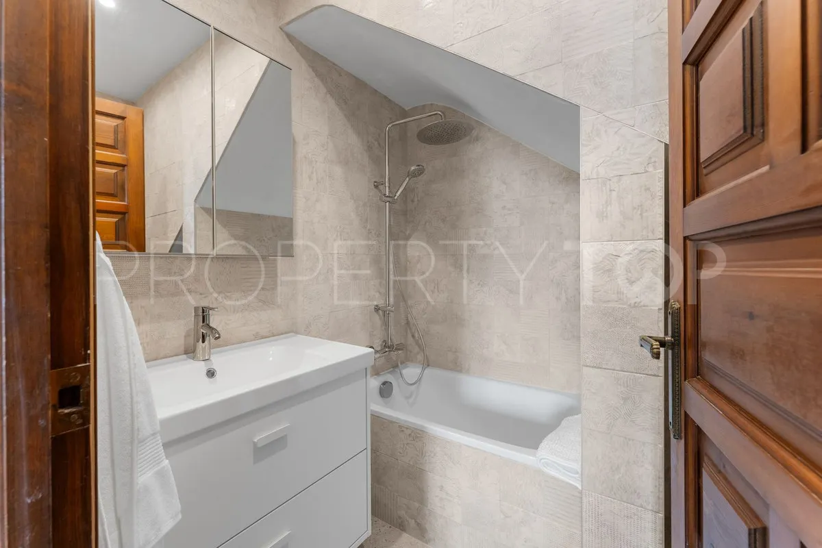 Buy town house with 4 bedrooms in Mijas