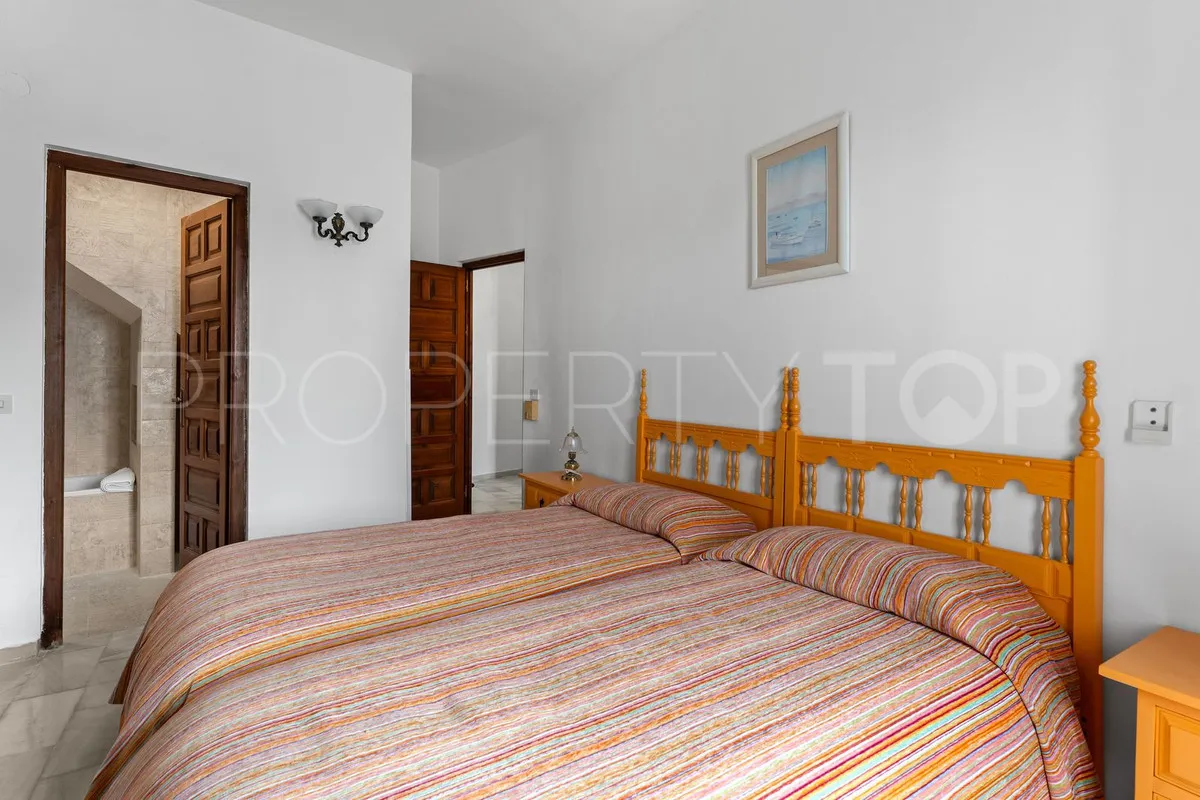 Buy town house with 4 bedrooms in Mijas