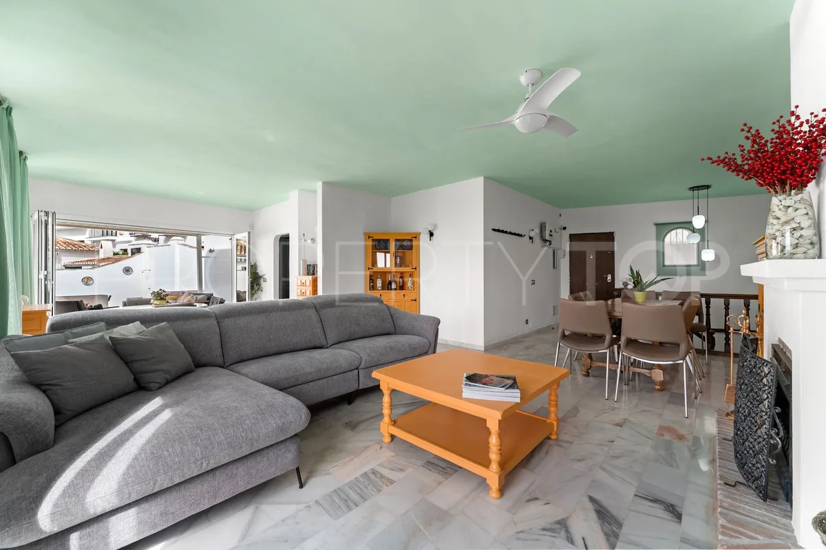 Buy town house with 4 bedrooms in Mijas
