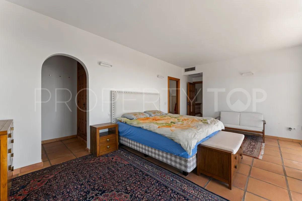 Buy villa with 3 bedrooms in Mijas